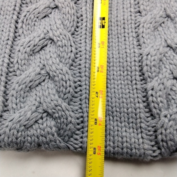 Cable knit grey hooded blanket with wooden buttons - Picture 4 of 5